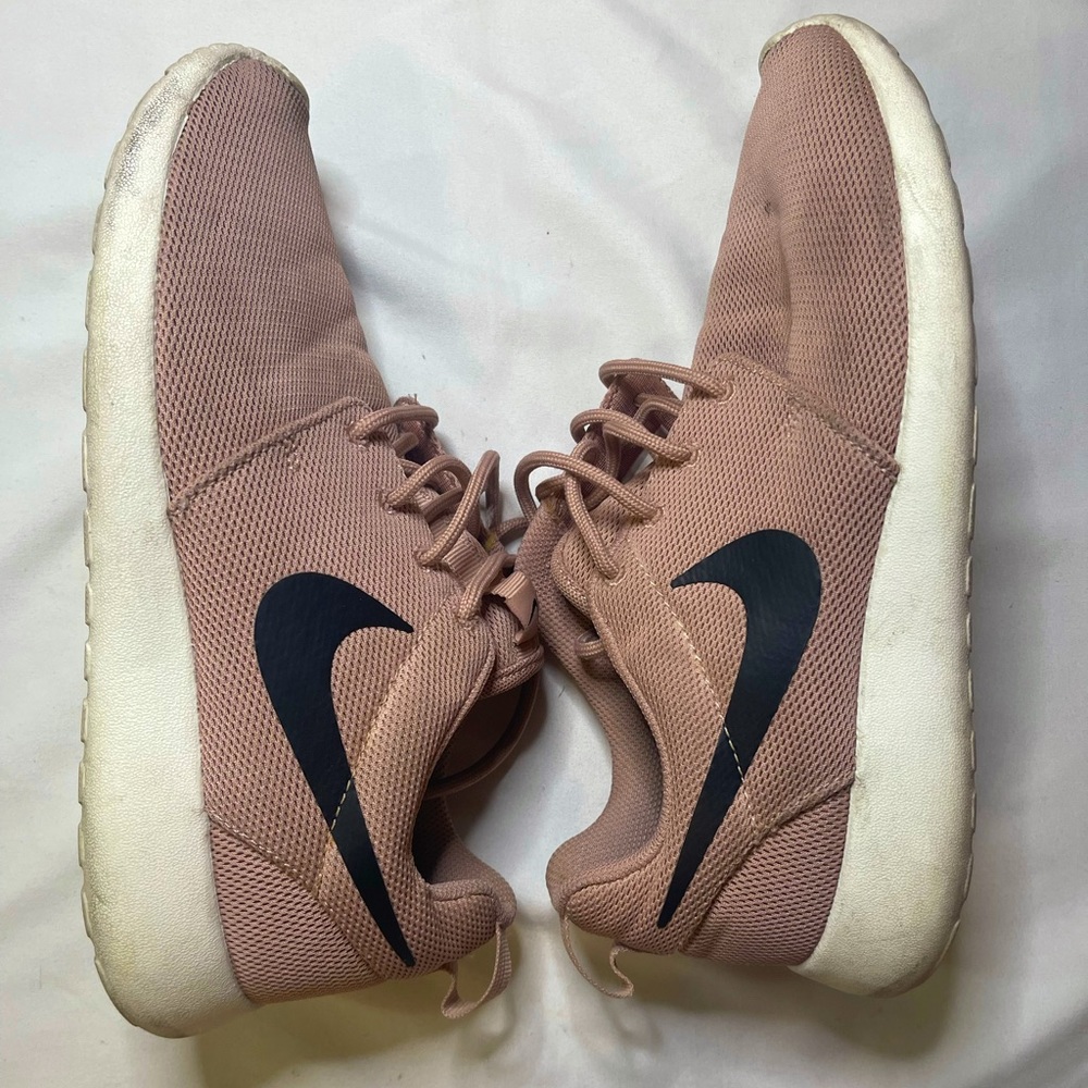 Woman’s Pink Roshe Tennis Shoes